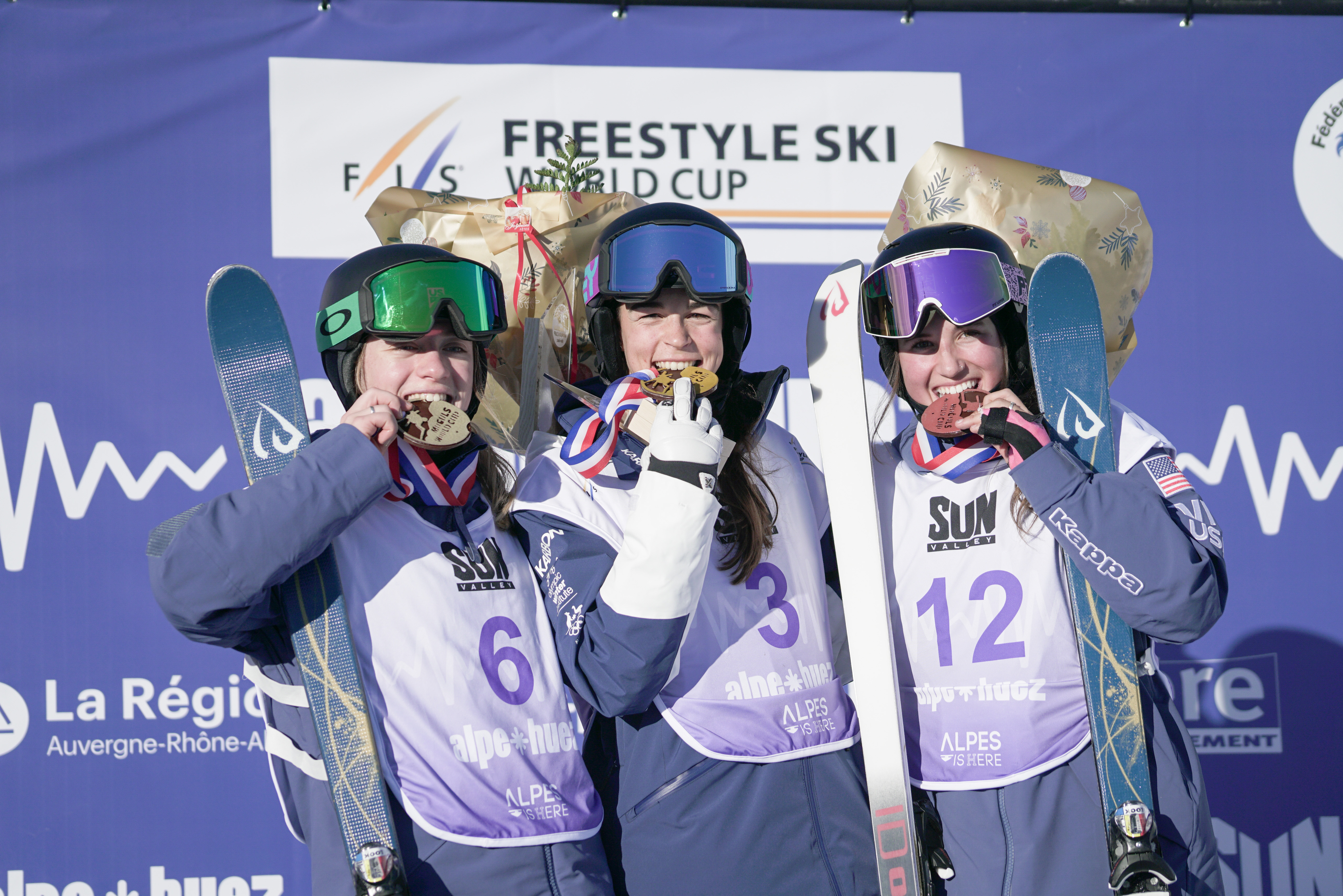 Olivia Giaccio and Alli Macuga on the podium following the dual moguls event in Alpe d'Huez