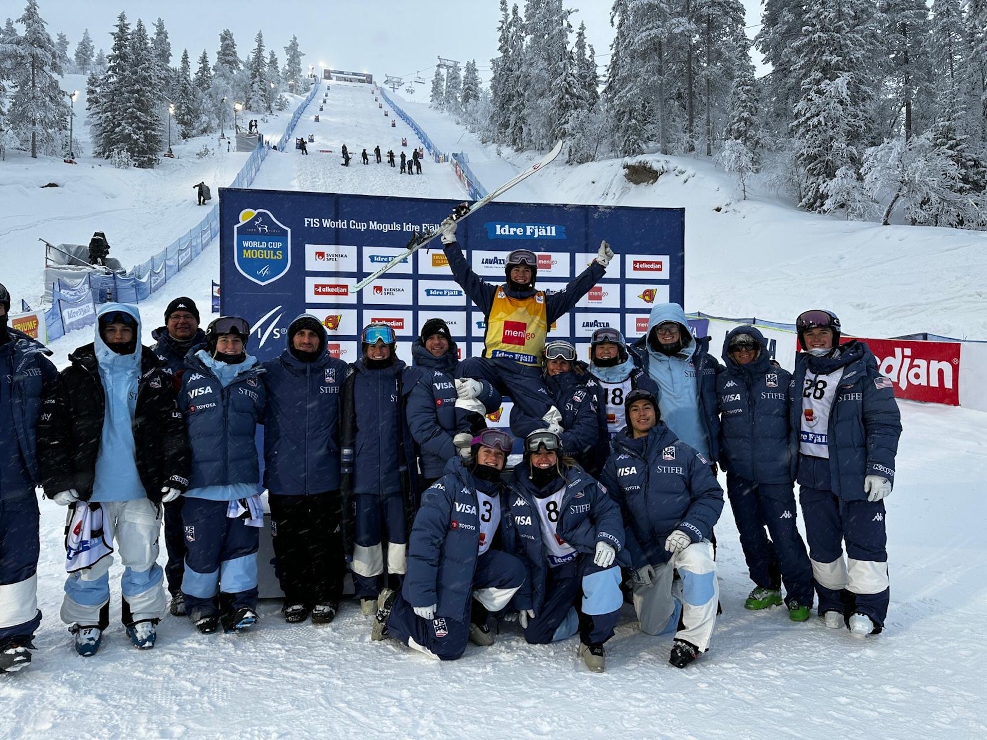 The Stifel U.S. Freestyle Team moguls athletes holding Jaelin Kauf after her win in Idre Fjäll, Sweden