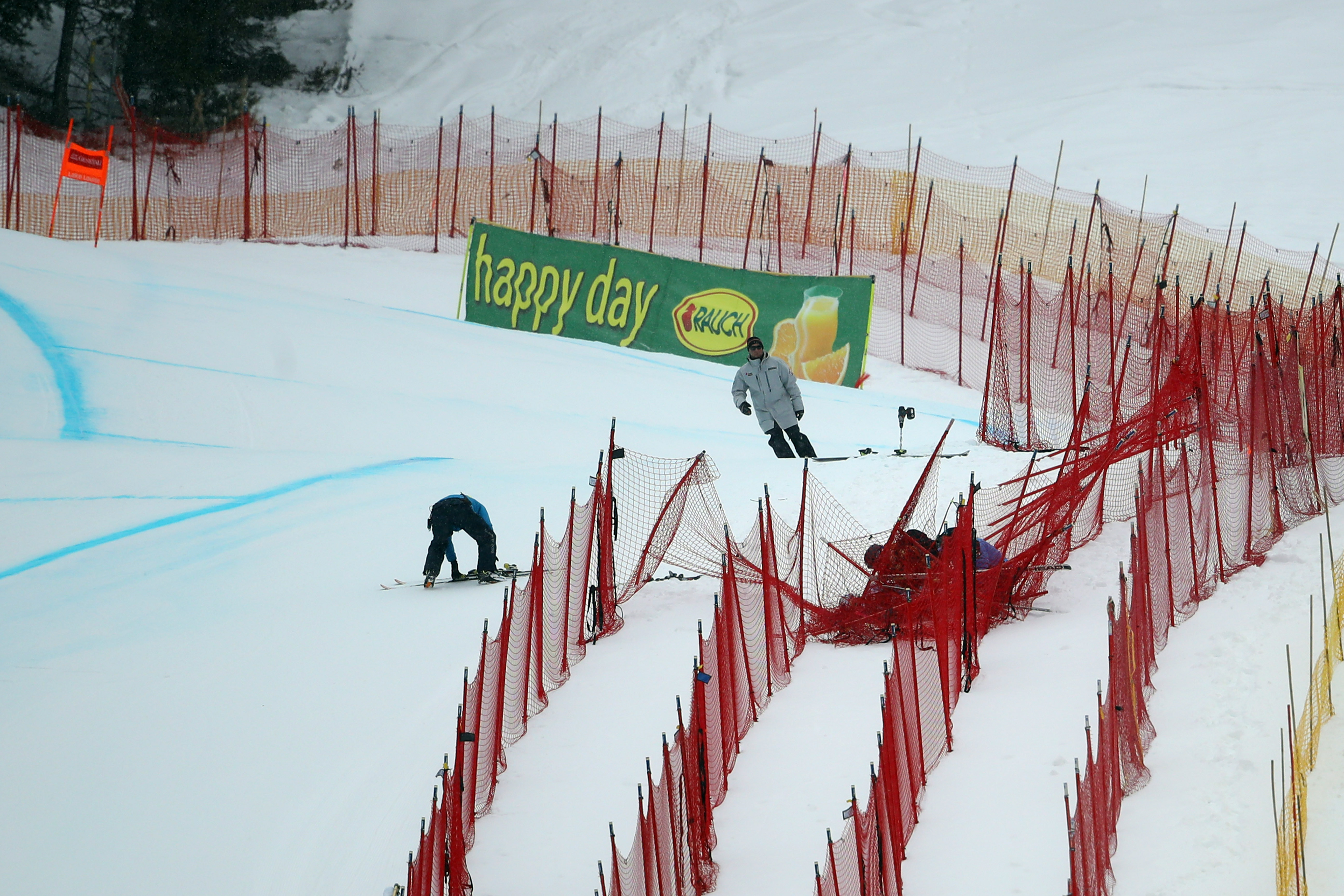 Lindsey Vonn crashes out during the FIS Ski World Cup downhill in Lake Louise Friday. (Getty Images/Agence Zoom -  Christophe Pallot)