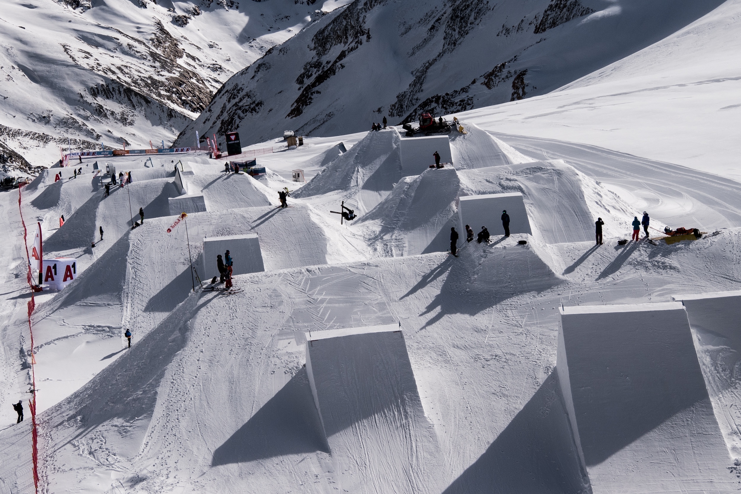2018 Stubai Zoo slopestyle course in Austria. (Mateusz Kielpinski/FIS Freestyle) Full course image in Stubai.