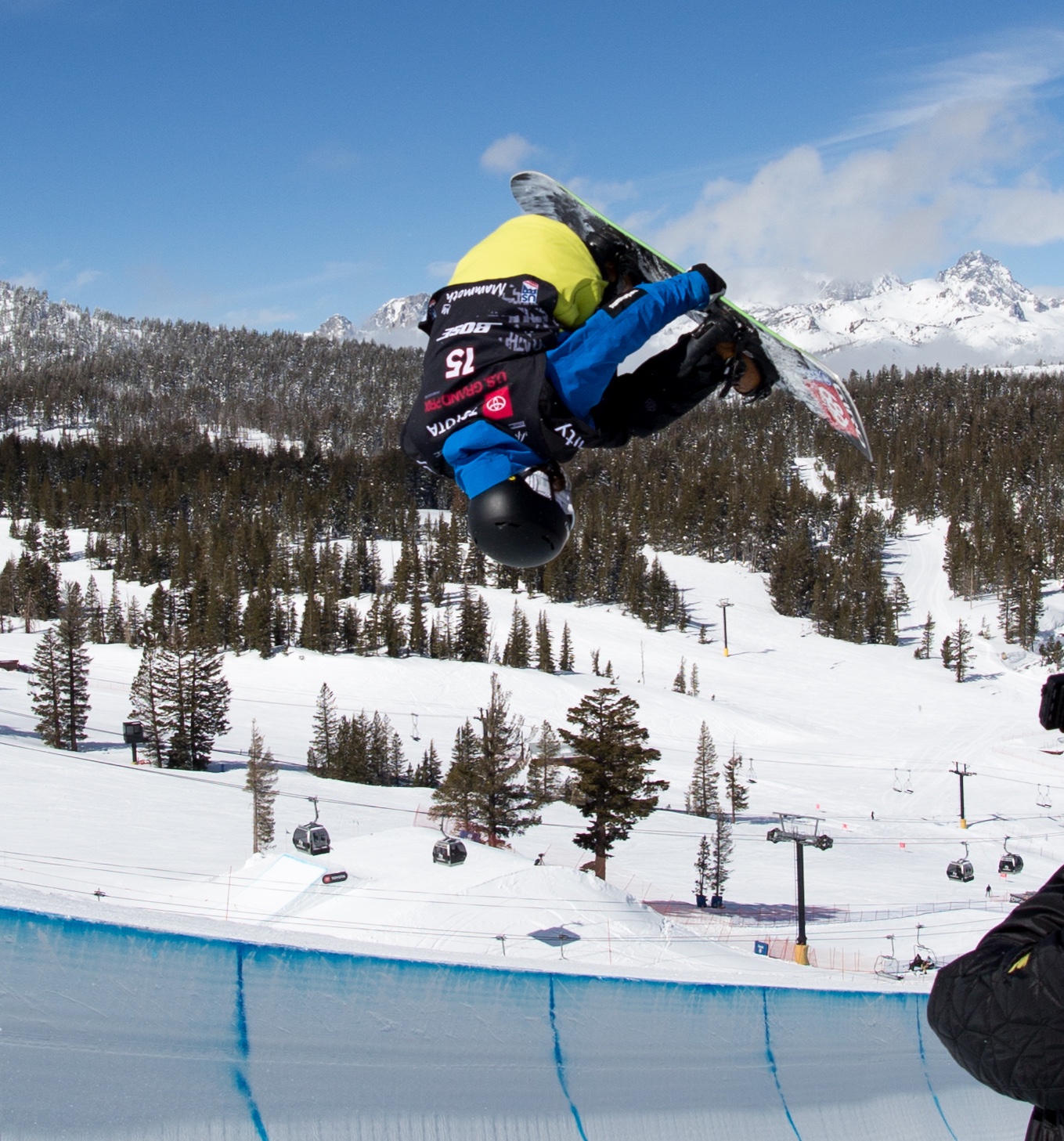 Chase Blackwell at the 2019 Toyota U.S. Grand Prix halfpipe qualifications at Mammoth Mountain Ski Area. (U.S. Ski & Snowboard - Sarah Brunson) Chase Blackwell at Mammoth