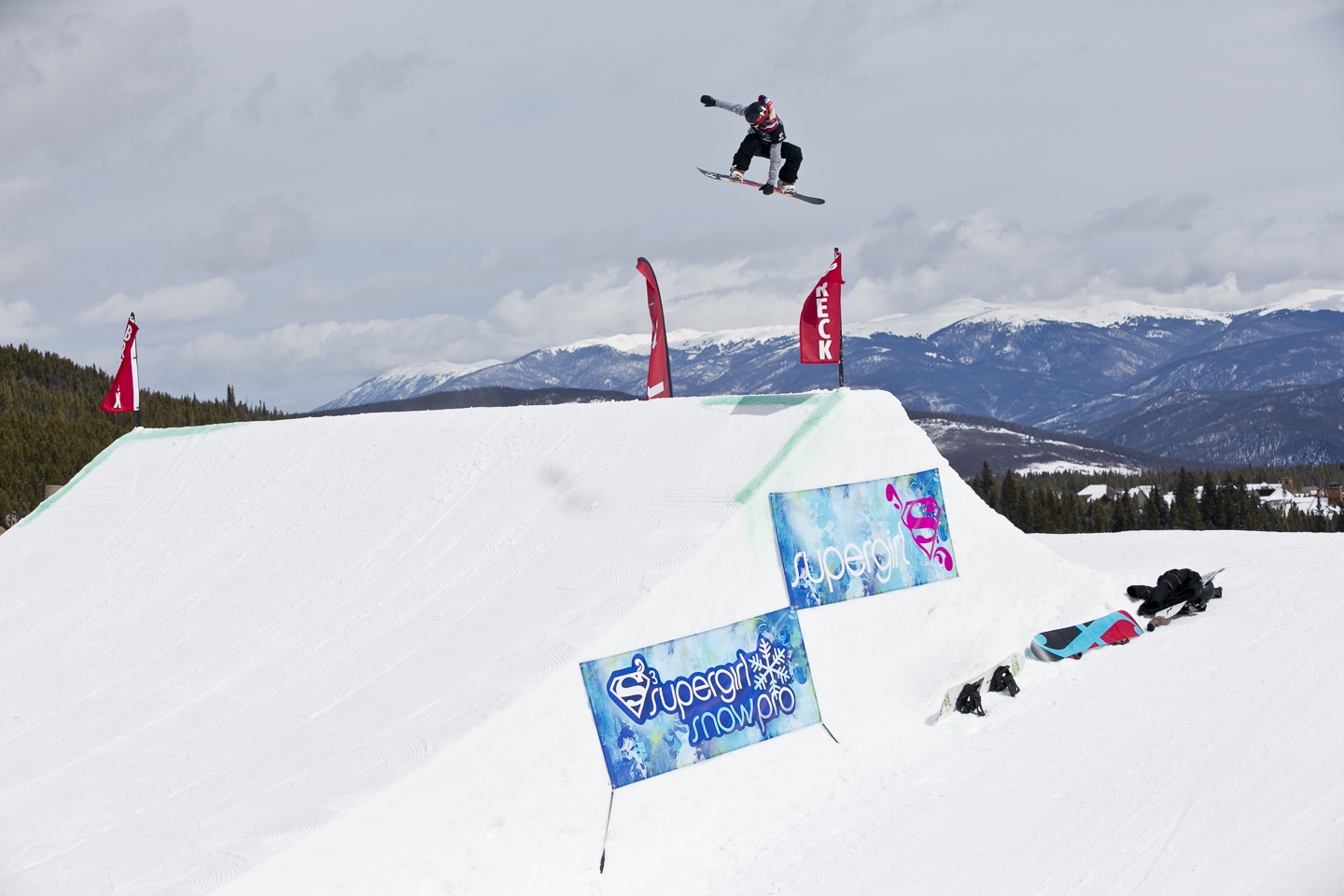 SuperGirl Snow Pro big air. (SuperGirl Snow Pro) supergirl big air