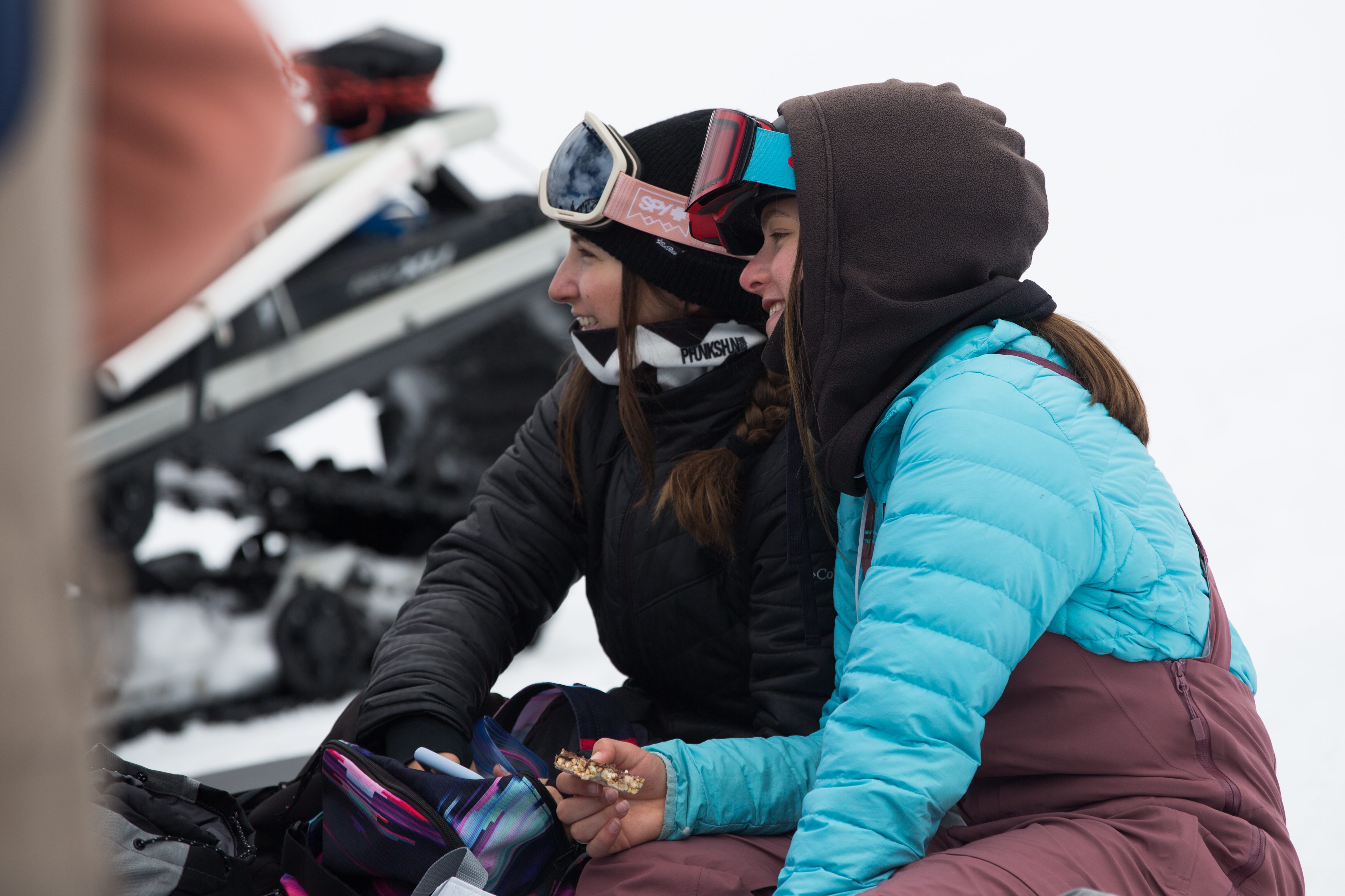 U.S. Snowboard Rookie Team athlete Tessa Maud with American Kinsley White at Mammoth Mountain, California. (U.S. Ski & Snowboard - Sarah Brunson) Tessa and Kinsley