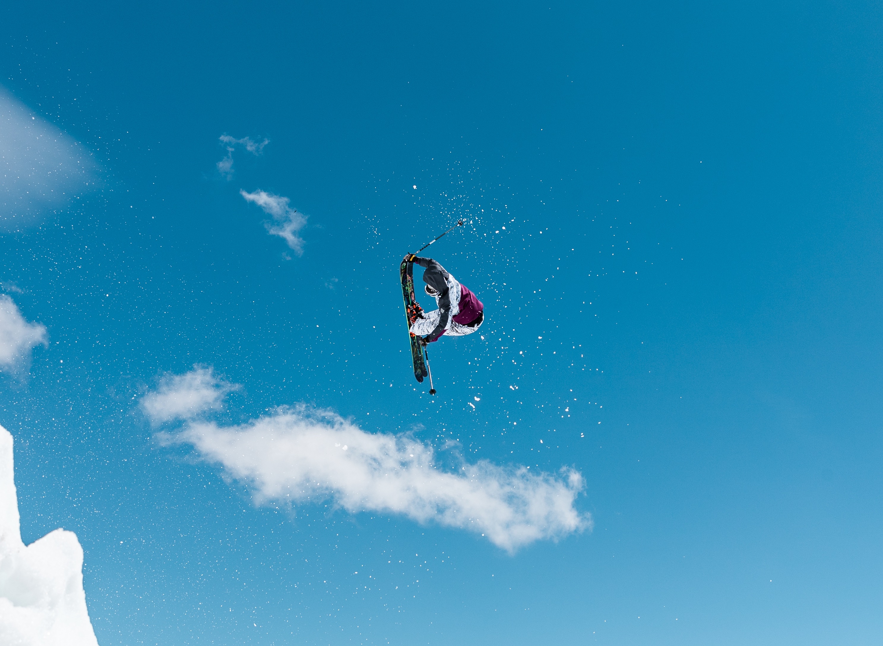 Spyder athlete in action wearing the new 2019-20 Freeski Collection. (Spyder) spyder athlete
