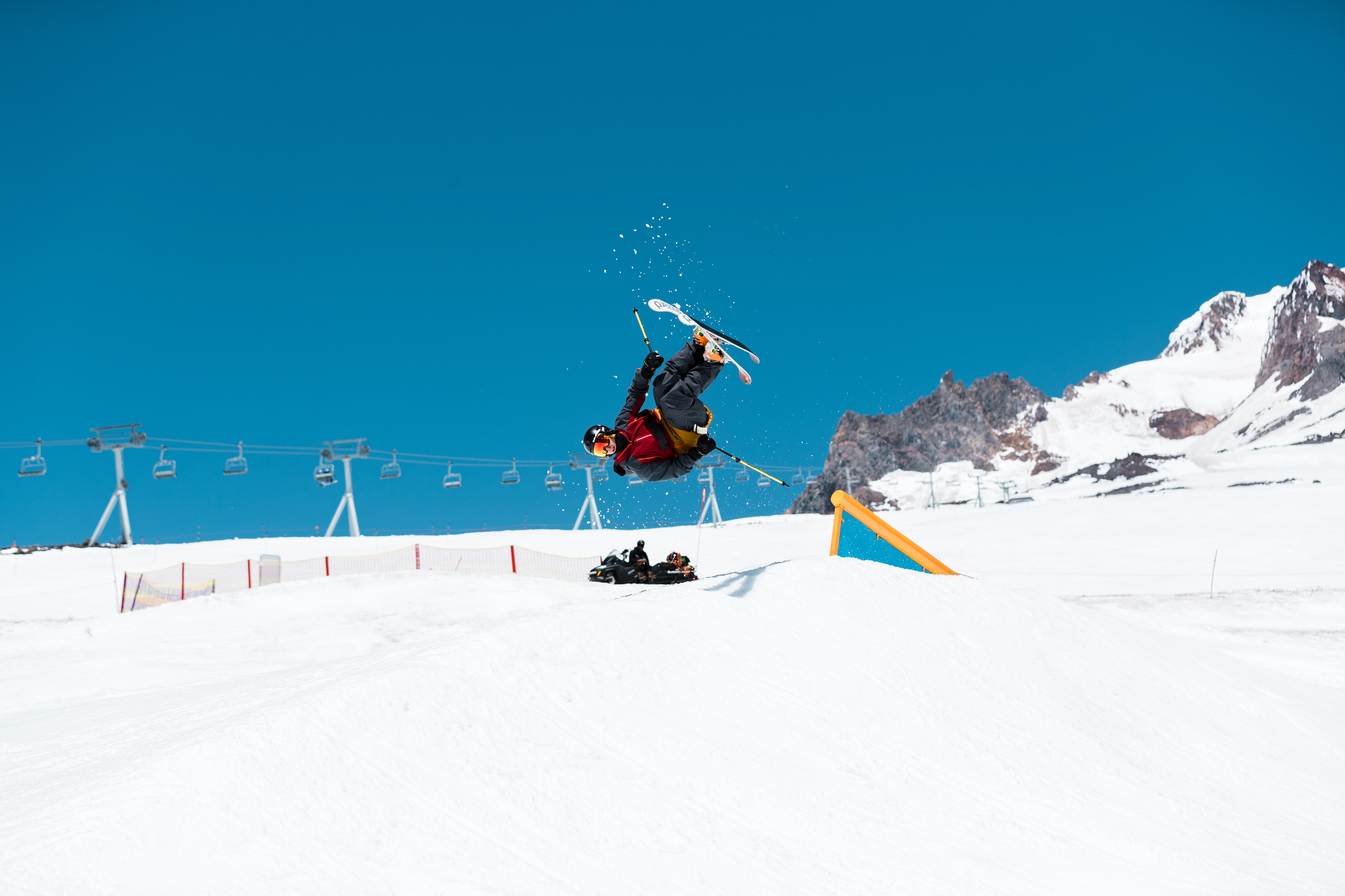 Spyder athlete in action wearing the new 2019-20 Freeski Collection. (Spyder) spyder athlete