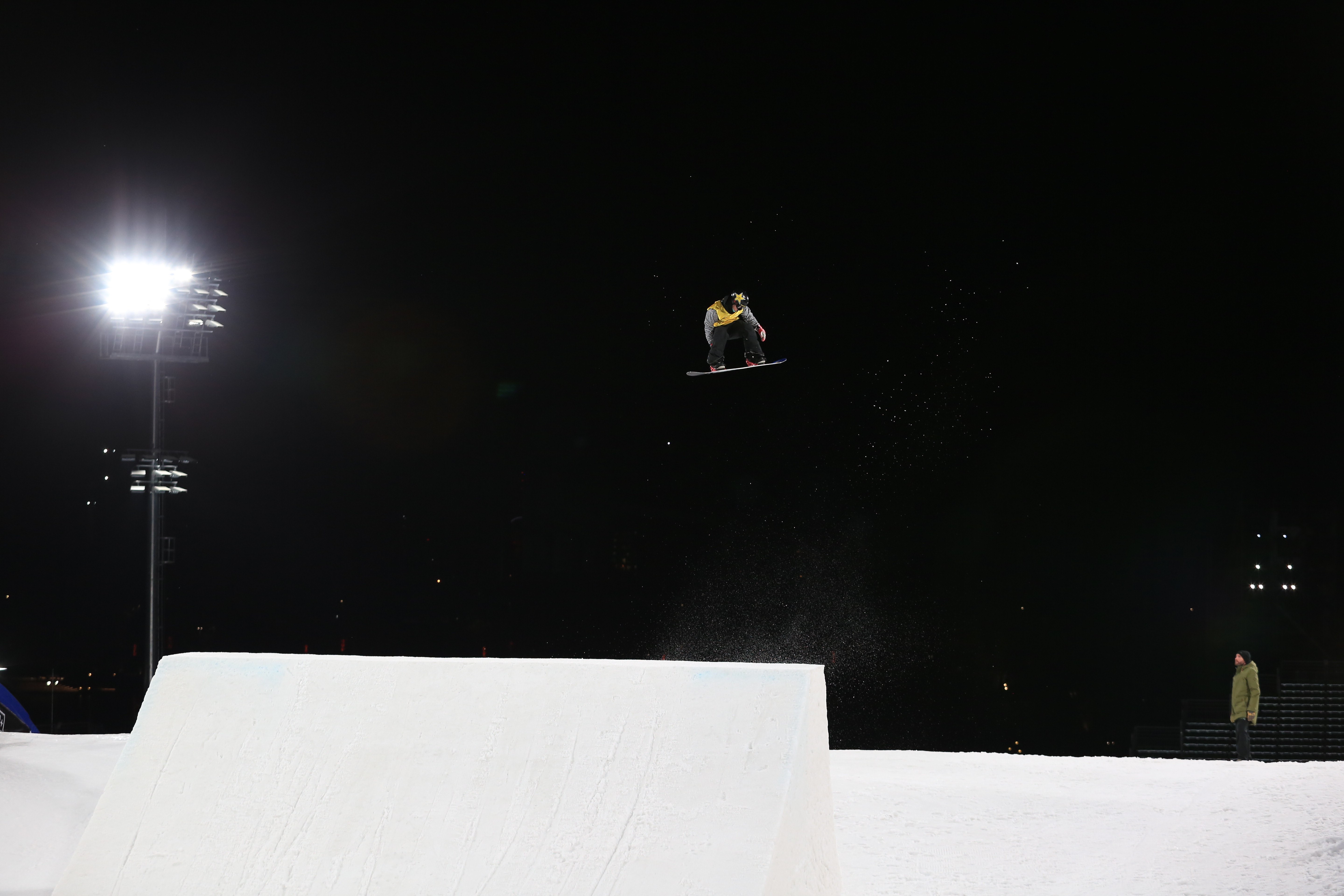 Chris Corning during training at the 2019 Air + Style Beijing FIS Snowboard Big Air World Cup. (FIS Snowboard - Buchholz). Corning