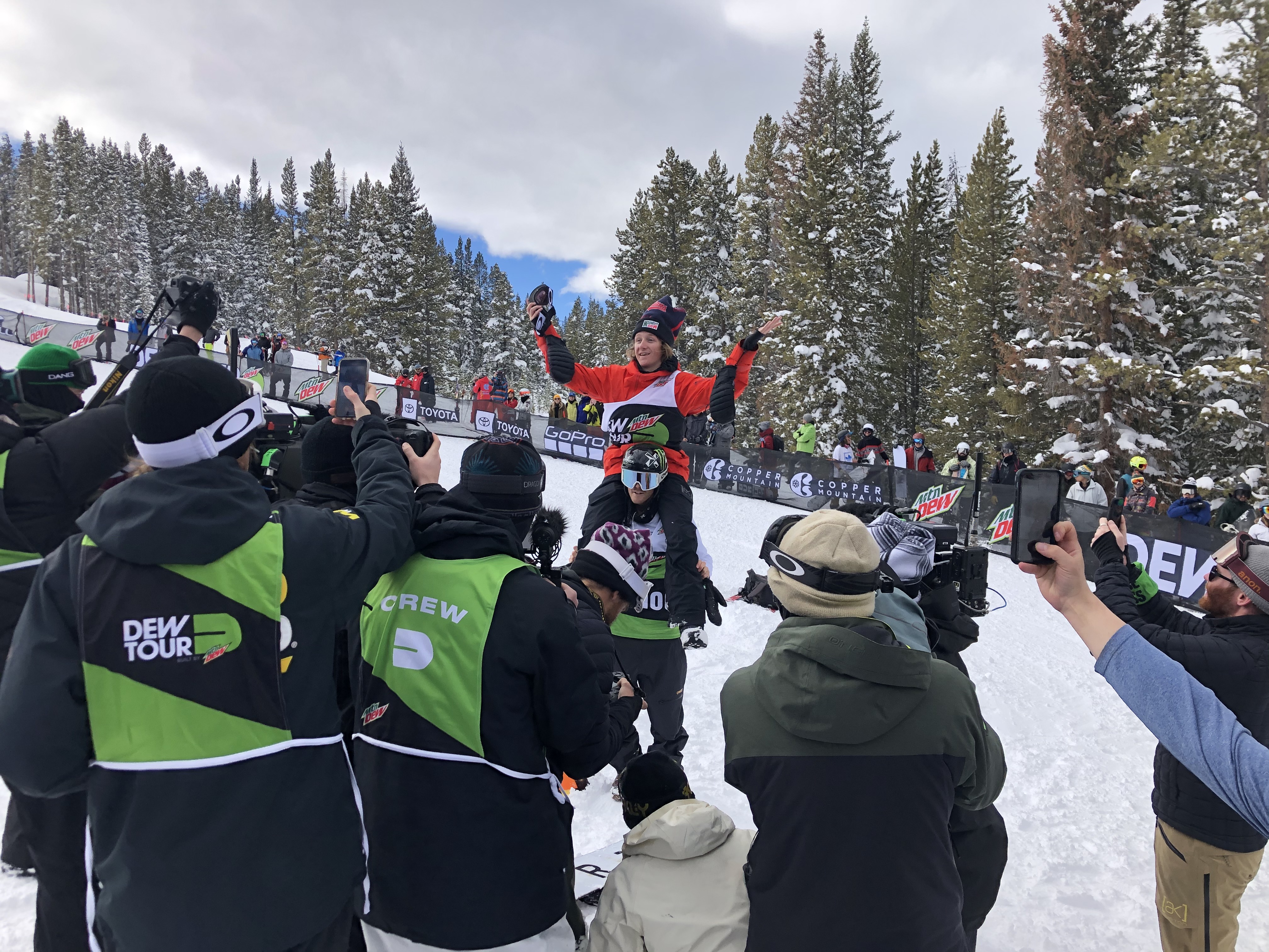 Stale Sandbech hoisting winner Red Gerard over his shoulders at the 2020 Dew Tour. (U.S. Ski & Snowboard - Andrew Gauthier) red
