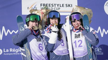 Olivia Giaccio and Alli Macuga on the podium following the dual moguls event in Alpe d'Huez